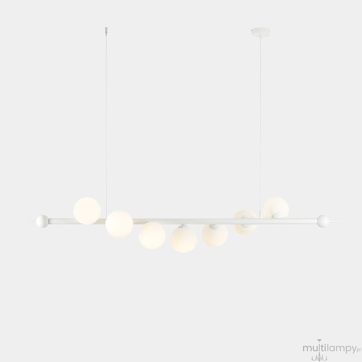 Lampa wisząca Wave 7-punktowa w kolorze białym, złożona z prostokątnej ramy z siedmioma okrągłymi, matowymi kloszami. Produkt zawieszony na dwóch cienkich linkach, prezentujący minimalistyczny design na szarym tle.