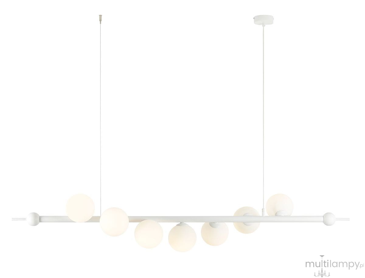 Lampa wisząca Wave 7-punktowa w kolorze białym, z pięcioma okrągłymi kloszami z mlecznego szkła, zawieszona na cienkim białym przewodzie. Całość zamocowana na prostokątnej podstawie sufitowej. Ujęcie frontalne, w jasnym tle.