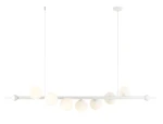 Lampa wisząca Wave 7-punktowa w kolorze białym, z pięcioma okrągłymi kloszami z mlecznego szkła, zawieszona na cienkim białym przewodzie. Całość zamocowana na prostokątnej podstawie sufitowej. Ujęcie frontalne, w jasnym tle.