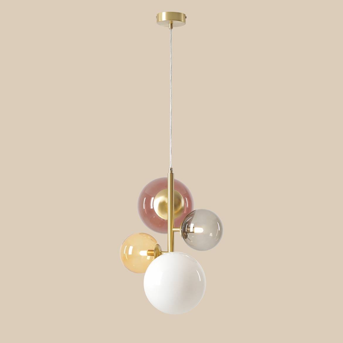 Lampa wisząca Bloom 4-punktowa w kolorze mosiądzu, z czterema kulistymi kloszami: białym, przezroczystym, pomarańczowym i różowym. Ujęcie z góry, wisząca, na jednolitym tle. Stylistyka nowoczesna, idealna do różnych aranżacji wnętrz.