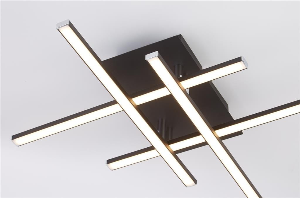 Czarna lampa sufitowa LED Matrix 4-punktowa z prostokątną podstawą. Cztery prostokątne ramiona z jasnym światłem w układzie krzyżowym, zamontowane na suficie w pozycji poziomej, tworzą nowoczesny design.