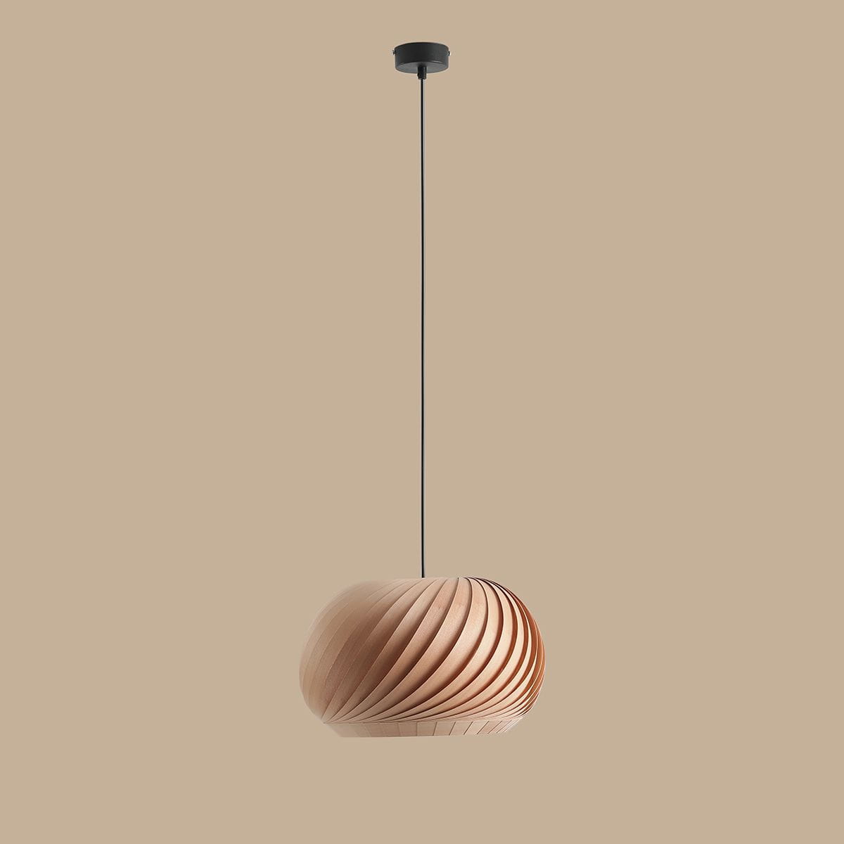 Lampa wisząca Nature Dark D38 w kształcie owalnym, wykonana z drewna, z widocznymi spiralnymi żłobieniami. Zawieszona na cienkim czarnym kabelku, na jednolitym tle. Idealna do nowoczesnych wnętrz.