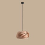 Lampa wisząca Nature Dark D38 w kształcie owalnym, wykonana z drewna, z widocznymi spiralnymi żłobieniami. Zawieszona na cienkim czarnym kabelku, na jednolitym tle. Idealna do nowoczesnych wnętrz.