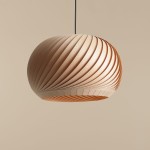 Lampa wisząca Nature Dark D40 w kształcie półkuli z drewna, z charakterystycznymi spiralnymi rowkami. W kolorze jasnego drewna z brązowym akcentem na dolnej krawędzi. Zawieszona na cienkim czarnym przewodzie, na jasnym tle.