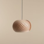 Lampa wisząca Nature Dark D40 o okrągłym kształcie, wykonana z drewna, z charakterystycznym spiralnym wzorem. Zawieszona na cienkim czarnym przewodzie, na jednolitym, jasnym tle. Idealna do nowoczesnych wnętrz.