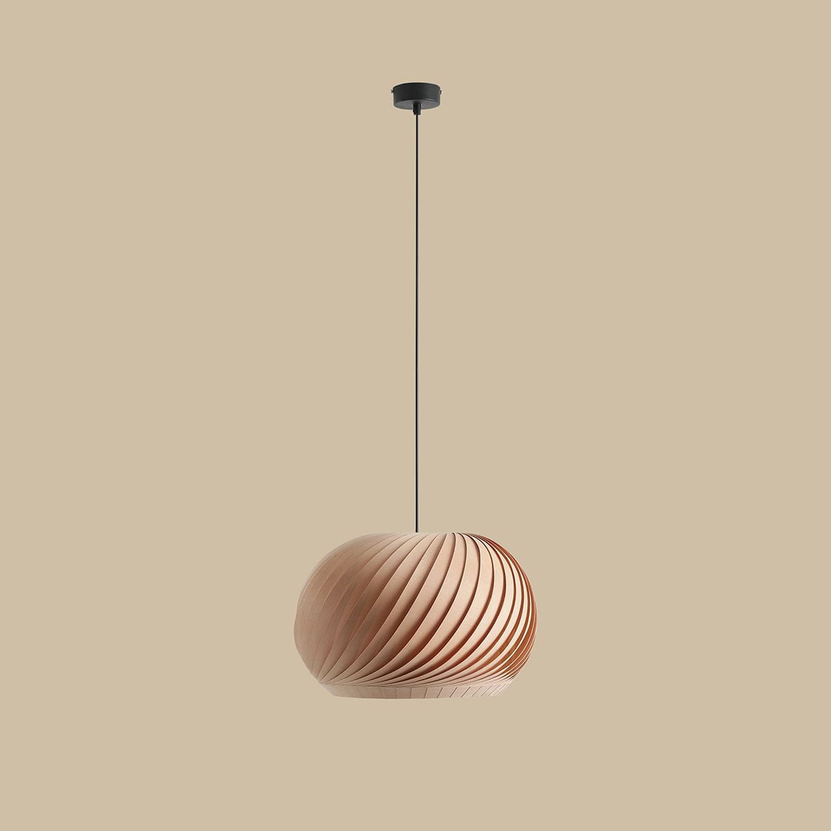 Lampa wisząca Nature Dark D40 w kształcie okrągłym, wykonana z drewna w jasnym odcieniu, z charakterystycznym żłobieniem. Zawieszona na cienkim, czarnym przewodzie, na jednolitym tle w jasnym kolorze.
