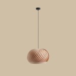Lampa wisząca Nature Dark D40 w kształcie okrągłym, wykonana z drewna w jasnym odcieniu, z charakterystycznym żłobieniem. Zawieszona na cienkim, czarnym przewodzie, na jednolitym tle w jasnym kolorze.