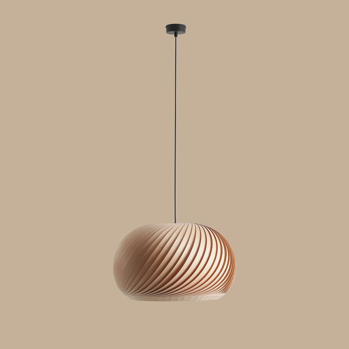 Lampa wisząca Nature Dark D45 w kształcie kulistym, wykonana z drewna w odcieniu jasnego brązu z dekoracyjnymi spiralnymi rowkami. Zawieszona na cienkim czarnym przewodzie. Prosta, elegancka, idealna do nowoczesnych wnętrz.