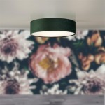 Plafon Drum 2 D38 w kolorze zielonym, o okrągłym kształcie, zamontowany na suficie. Posiada dwa źródła światła i matowe wykończenie. W tle widoczny kwiatowy wzór na ścianie.
