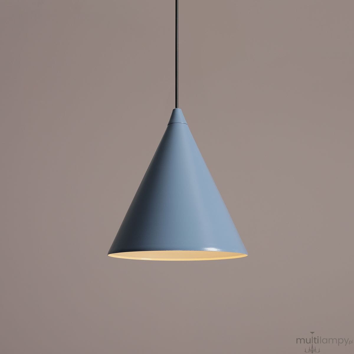 Lampa wisząca Form Dusty Blue, 1-punktowa, w kształcie stożka, w kolorze błękitu morskim. Posiada metalowy klosz z połyskiem, zawieszony na czarnym przewodzie. Tło w odcieniu jasnego beżu.
