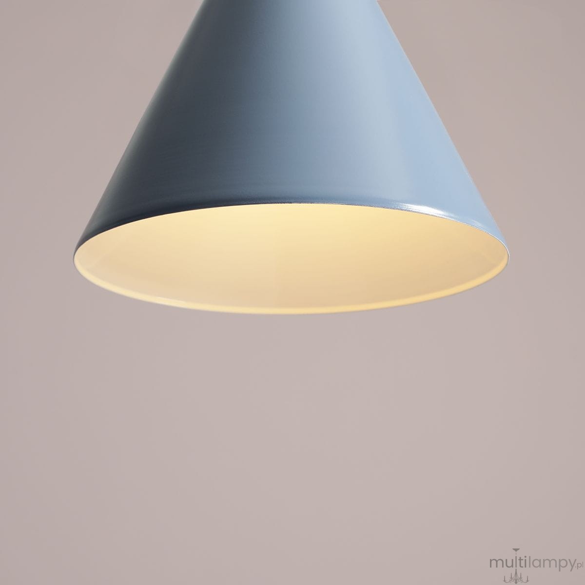Lampa wisząca Form Dusty Blue w kształcie stożka, w kolorze błękitnym z matową powierzchnią. Ujęcie z dołu, ukazujące wnętrze klosza w jasnym odcieniu. Idealna do nowoczesnych wnętrz, zawieszona na cienkim przewodzie.