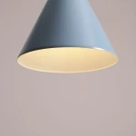 Lampa wisząca Form Dusty Blue w kształcie stożka, w kolorze błękitnym z matową powierzchnią. Ujęcie z dołu, ukazujące wnętrze klosza w jasnym odcieniu. Idealna do nowoczesnych wnętrz, zawieszona na cienkim przewodzie.