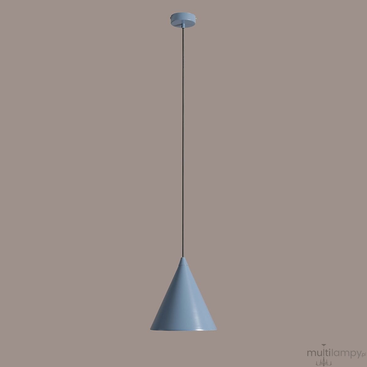 Wisząca lampa 1-punktowa Form Dusty Blue o kształcie stożkowym, w kolorze błękitnym. Zawieszona na cienkim czarnym przewodzie, z okrągłym mocowaniem sufitowym. Prosta forma, idealna do nowoczesnych wnętrz. Tło w odcieniu szaro-beżowym.