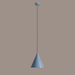 Wisząca lampa 1-punktowa Form Dusty Blue o kształcie stożkowym, w kolorze błękitnym. Zawieszona na cienkim czarnym przewodzie, z okrągłym mocowaniem sufitowym. Prosta forma, idealna do nowoczesnych wnętrz. Tło w odcieniu szaro-beżowym.