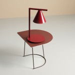 Lampa stołowa Form Red Wine 1-punktowa 1108B15 z metalowym, czerwonawym kloszem w kształcie stożka, umieszczona na okrągłej podstawie. Całość na metalowej nodze w kolorze brązowym, ustawiona na brązowym blacie o unikalnym kształcie.