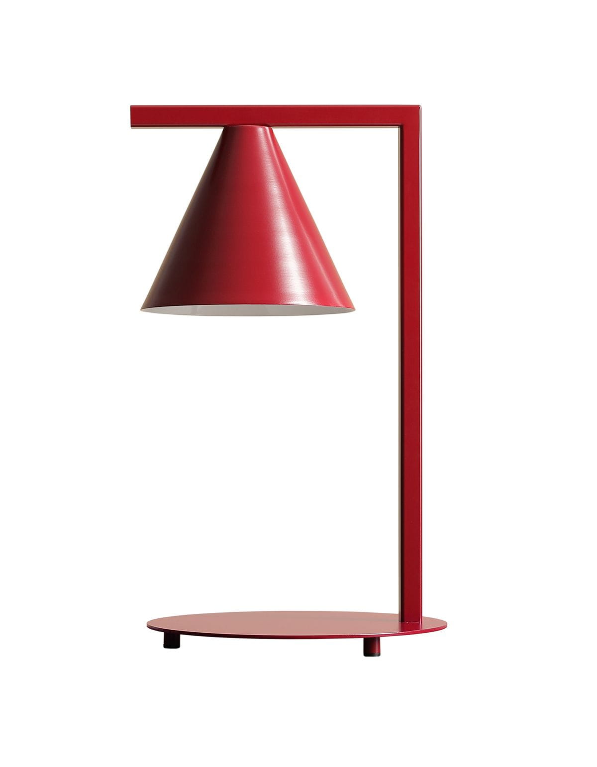 Lampa stołowa Form Red Wine 1-punktowa 1108B15 w kolorze czerwonym, z konusowym kloszem i okrągłą podstawą. Stojąca, o nowoczesnym designie, widoczna z boku, z wyraźnymi detalami wykończenia.