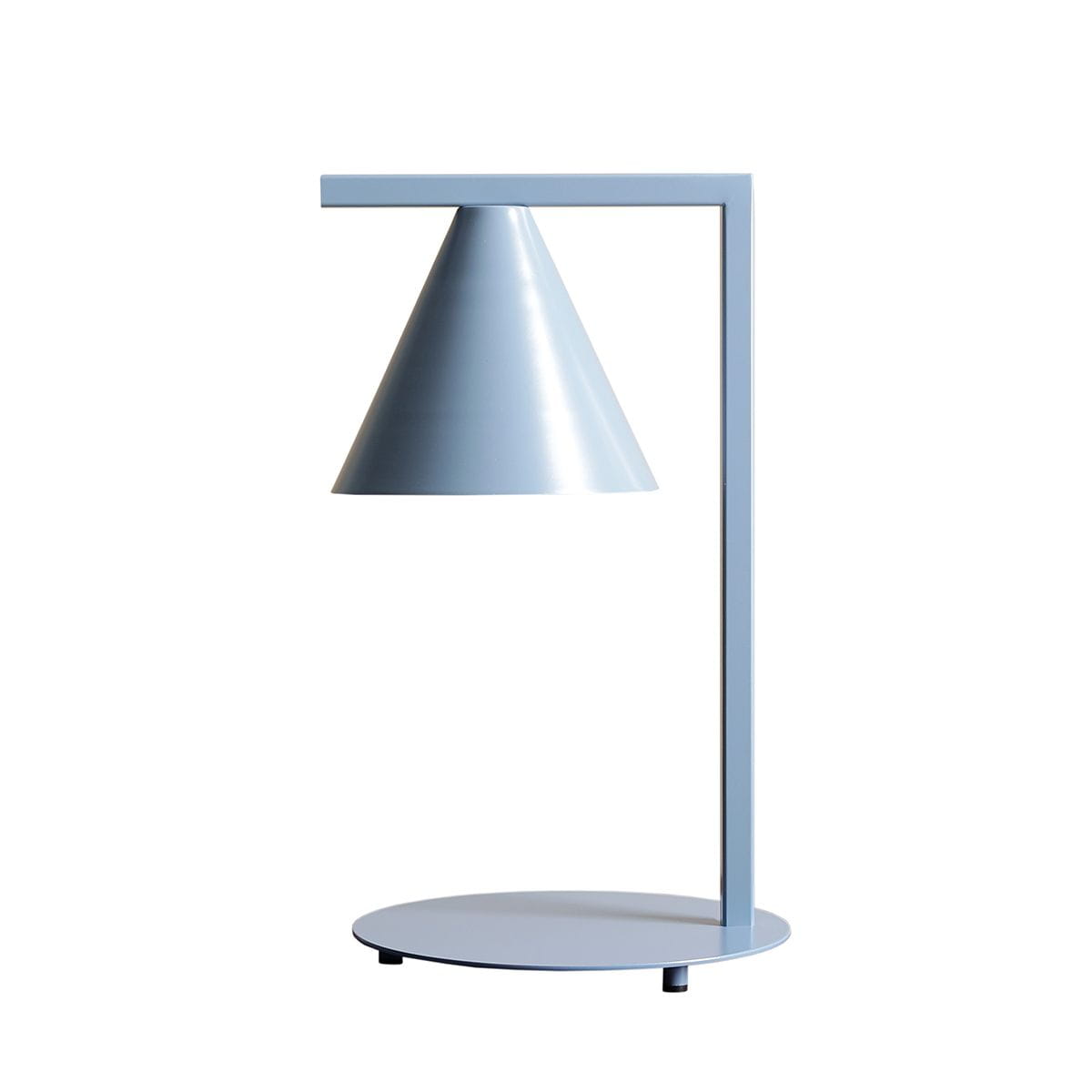 Lampa stołowa Form Dusty Blue, jednostopniowa, o stożkowym kloszu w błękitnym kolorze, z prostą metalową podstawą w tym samym odcieniu. Ujęcie frontalne, lampa stoi na okrągłej podstawie.