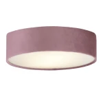 Plafon 3-punktowy Drum 2 D50 w kolorze różowym o okrągłym kształcie, wykonany z materiału przypominającego welur. Produkt zamontowany na suficie, z białym, matowym kloszem, który równomiernie rozprasza światło.