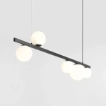 Lampa wisząca Garda 5-punktowa w kolorze czarnym, z prostokątnym stelażem i pięcioma okrągłymi, białymi kloszami. Ujęcie z góry, zawieszona na cienkich linkach, na jasnym tle. Idealna do nowoczesnych wnętrz.