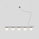 Lampa wisząca Beryl Glass 5-punktowa w kolorze czarnym. Posiada prostą, poziomą konstrukcję z pięcioma okrągłymi kloszami w odcieniu matowej bieli. Zawieszona na cienkich linkach, z widocznym kablem i stropowym mocowaniem.