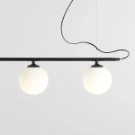 Lampa wisząca Beryl Glass 5-punktowa w kolorze czarnym. Składa się z prostokątnej, czarnej listwy z pięcioma białymi, okrągłymi kloszami. Klosze wykonane z matowego szkła, zawieszone na cienkich, czarnych przewodach. Prosty, nowoczesny design.