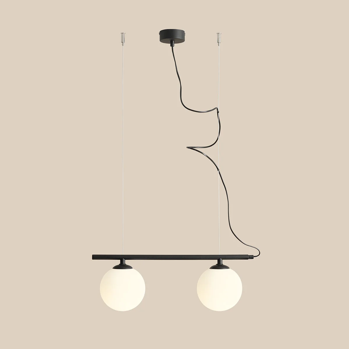 Lampa wisząca Beryl Glass 2-punktowa w kolorze czarnym, z dwiema białymi kulami ze szkła zamocowanymi na poziomej belce. Kabel zasilający w czarnym kolorze, zawieszona na dwóch cienkich linkach. Prosta forma, idealna do nowoczesnych wnętrz.