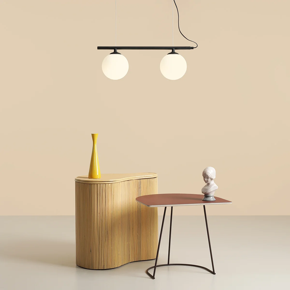 Lampa wisząca Beryl Glass 2-punktowa w czarnym kolorze, z dwiema okrągłymi, białymi kloszami, zawieszona na prostokątnym stelażu. Produkt w nowoczesnym stylu, umieszczony nad stołem z brązowym blatem i rzeźbą, na tle beżowej ściany.