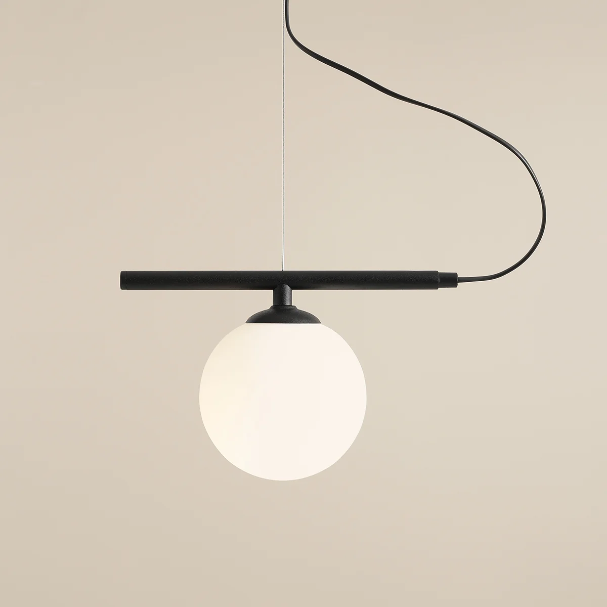Czarna lampa wisząca Beryl Glass z okrągłym, matowym kloszem. Konstrukcja z poziomą rurką i zawieszeniem, widoczne kable. Ujęcie frontalne, na jednolitym tle. Idealna do nowoczesnych wnętrz.
