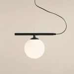 Czarna lampa wisząca Beryl Glass z okrągłym, matowym kloszem. Konstrukcja z poziomą rurką i zawieszeniem, widoczne kable. Ujęcie frontalne, na jednolitym tle. Idealna do nowoczesnych wnętrz.