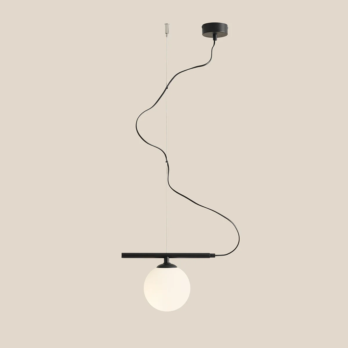 Lampa wisząca Beryl Glass z czarnym metalowym mocowaniem, zawieszona na cienkim przewodzie. Okrągła, matowa kula w białym kolorze zamocowana na poziomej belce. Prosty, nowoczesny design, idealna do różnych aranżacji wnętrz.