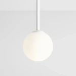 Lampa wisząca Pinne Short 1-punktowa w białym kolorze. Okrągła kula ze szkła matowego zawieszona na cienkim białym przewodzie. Prosty, nowoczesny design, idealna do wnętrz.