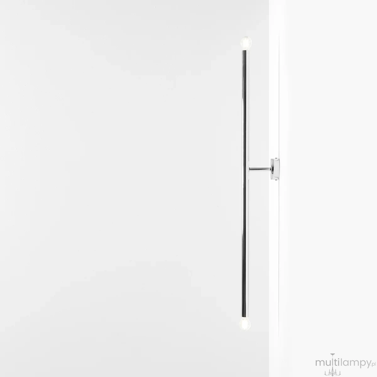 Kinkiet Tubo Long w chromie, z dwoma źródłami światła, w prostokątnym kształcie. Ujęcie z boku, montowany na ścianie. Minimalistyczny design, idealny do nowoczesnych wnętrz. Białe tło podkreśla jego elegancki wygląd.