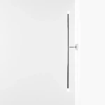 Kinkiet Tubo Long w chromie, z dwoma źródłami światła, w prostokątnym kształcie. Ujęcie z boku, montowany na ścianie. Minimalistyczny design, idealny do nowoczesnych wnętrz. Białe tło podkreśla jego elegancki wygląd.