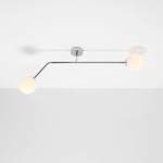 Lampa sufitowa Pure 2-punktowa w chromie z dwoma kulistymi kloszami w matowym białym kolorze. Ułożona poziomo, z centralnym mocowaniem na suficie, podkreśla nowoczesny design. Idealna do minimalistycznych wnętrz.