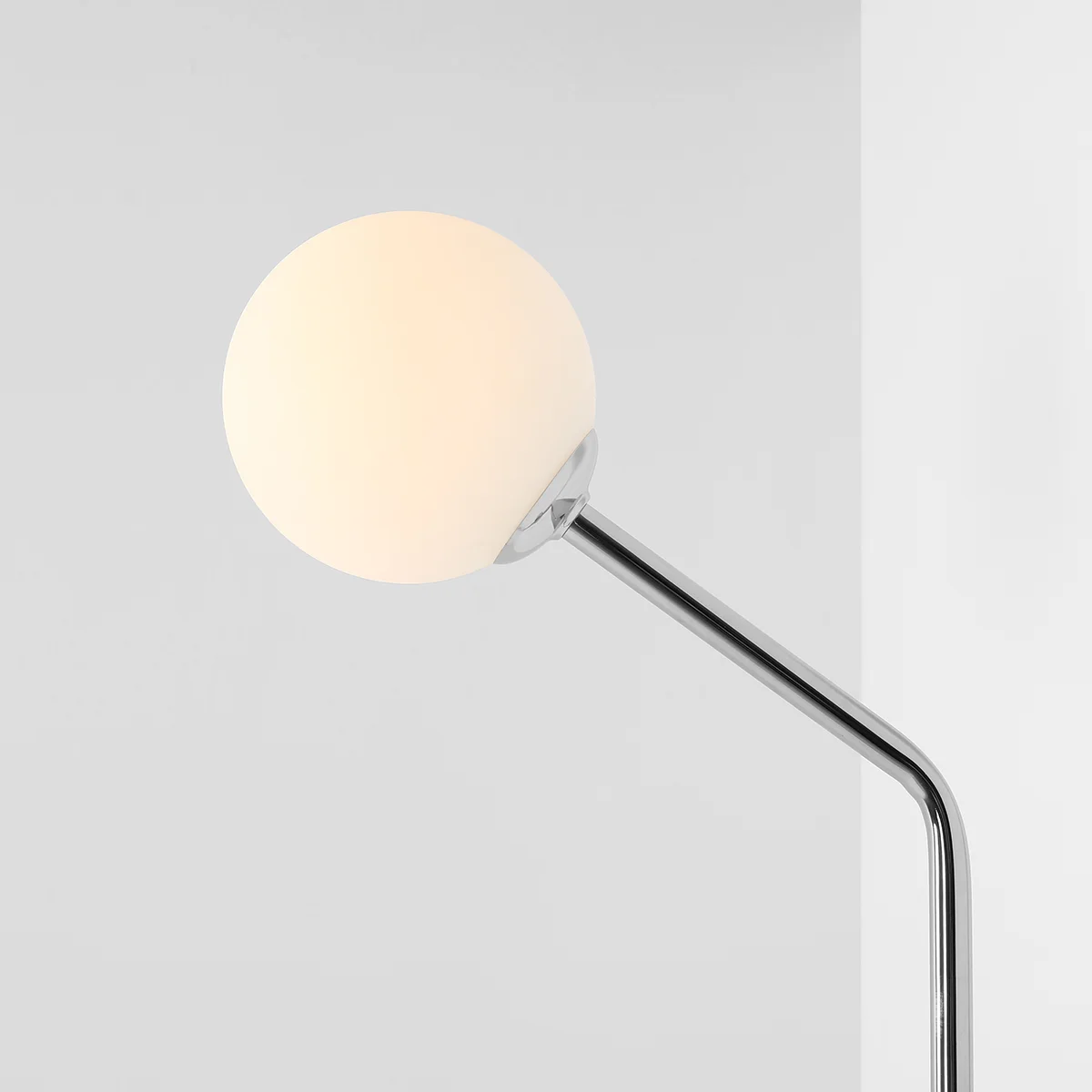 Lampa sufitowa Pure 2-punktowa z chromowanym stelażem, posiada dwa okrągłe klosze z mlecznego szkła. Ujęcie z boku podkreśla elegancki kształt i połysk materiału. Produkt montowany na suficie, idealny do nowoczesnych wnętrz.