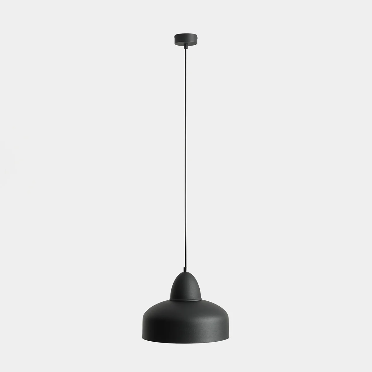 Czarna lampa wisząca Como 1-punktowa z matowym wykończeniem, zawieszona na cienkim kablu. Okrągła, lekko wypukła podsufitka, elegancki, minimalistyczny design. Produkt widoczny na jednolitym tle.