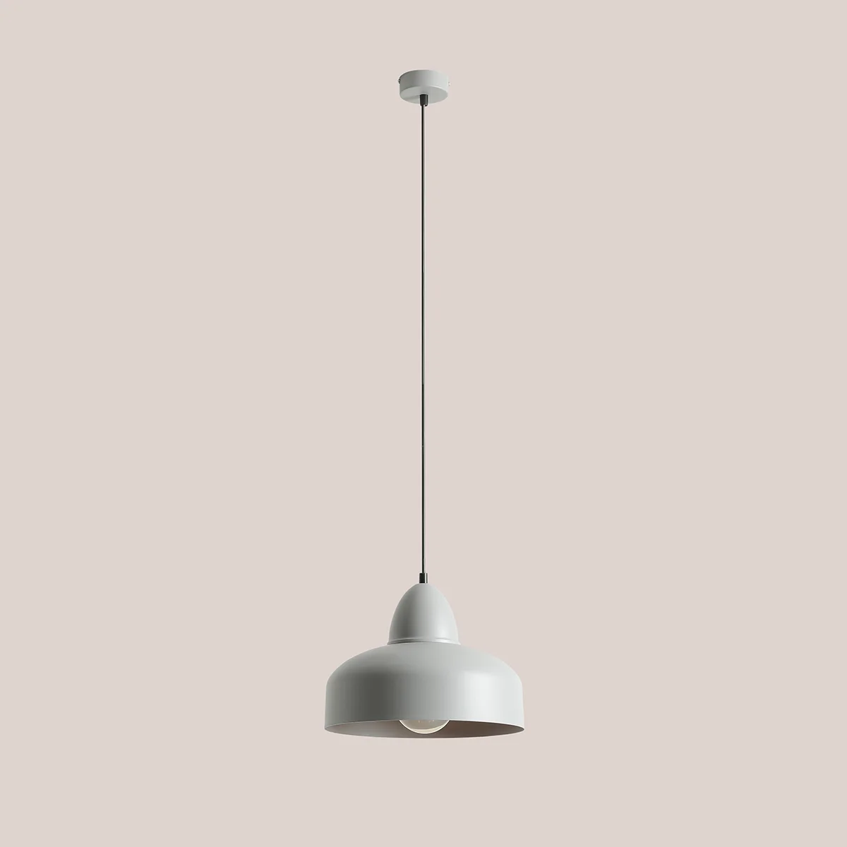Gray lampa wisząca 1-punktowa Como z metalowym kloszem w kształcie misy, zawieszona na cienkim przewodzie. Klosz w odcieniu szarości z widoczną żarówką, umieszczona na prostym, jasnym tle.