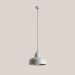 Gray lampa wisząca 1-punktowa Como z metalowym kloszem w kształcie misy, zawieszona na cienkim przewodzie. Klosz w odcieniu szarości z widoczną żarówką, umieszczona na prostym, jasnym tle.