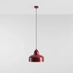 Lampa wisząca Como Red Wine w kolorze czerwonym, o okrągłym kloszu i gładkiej, błyszczącej powierzchni. Zawieszona na czarnym przewodzie, z podwieszeniem w kolorze klosza, widoczna z frontalnego ujęcia.