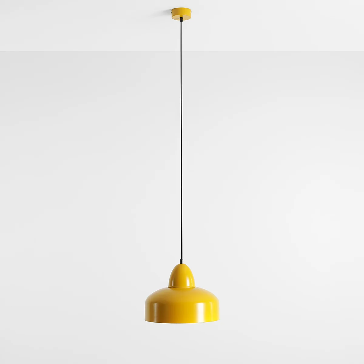 Lampa wisząca Como Mustard w kolorze musztardowym, z metalowym kloszem w kształcie stożka, zawieszona na czarnym przewodzie. Ujęcie frontalne, na białym tle, pokazujące elegancki design i prostą formę.