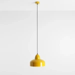Lampa wisząca Como Mustard w kolorze musztardowym, z metalowym kloszem w kształcie stożka, zawieszona na czarnym przewodzie. Ujęcie frontalne, na białym tle, pokazujące elegancki design i prostą formę.