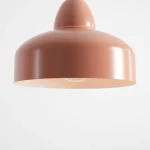 Lampa wisząca Como Coral 1-punktowa w kolorze matowego koralu z zaokrąglonym kloszem. Produkt widoczny z dołu, z odkrytą żarówką w środku. Prosta forma, idealna do nowoczesnych wnętrz, na jasnym tle.