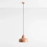Lampa wisząca Como Coral 1-punktowa, w kolorze koralowym, z metalowym kloszem w kształcie miski, zawieszona na czarnym przewodzie. Produkt umieszczony na jednolitym tle, ukazujący elegancki design i prostą formę.