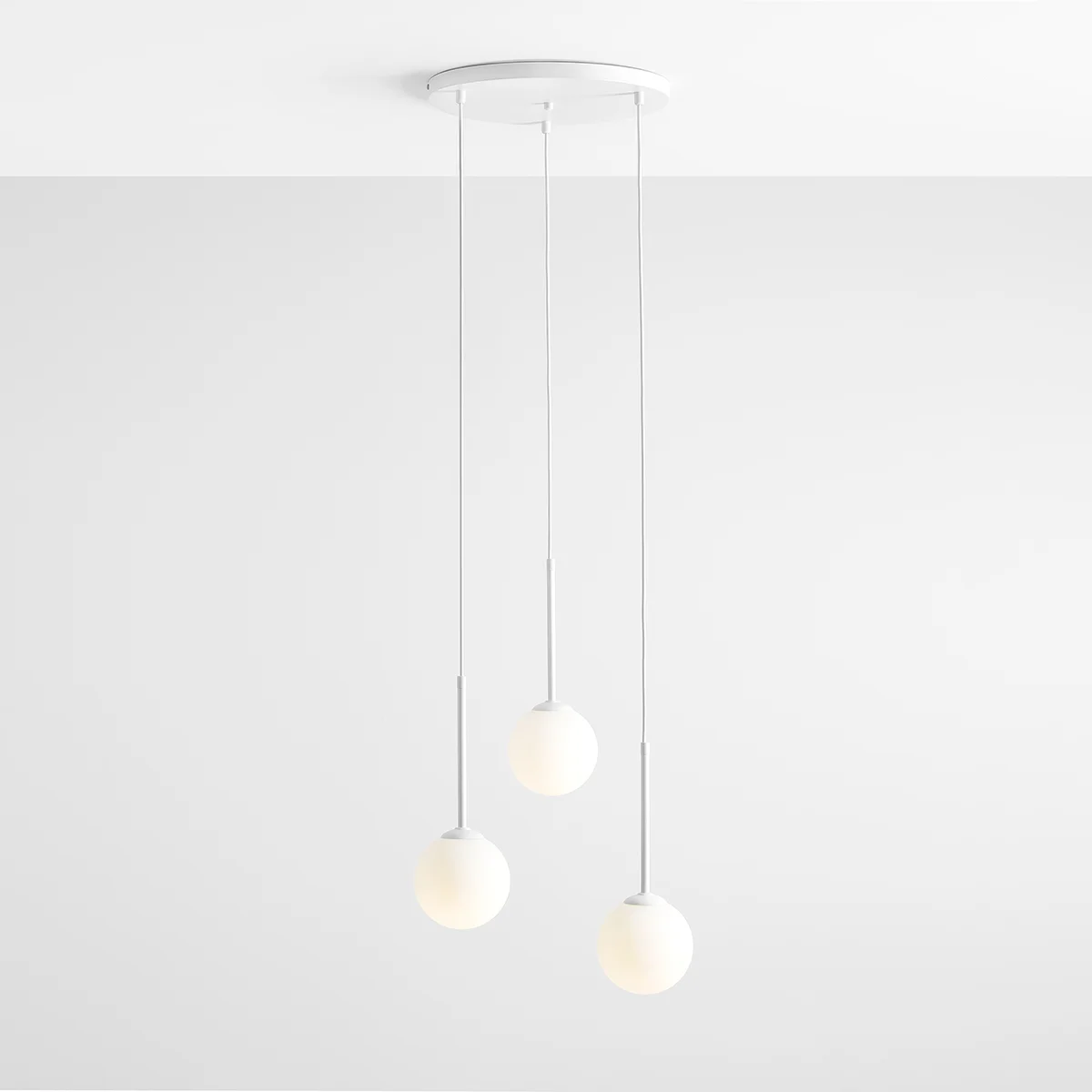 Lampa wisząca Bosso Ring 3-punktowa w kolorze białym, składająca się z trzech okrągłych kloszy zawieszonych na cienkich linkach. Montaż sufitowy, minimalistyczny design, idealna do nowoczesnych wnętrz.