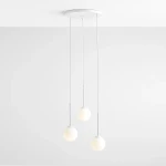 Lampa wisząca Bosso Ring 3-punktowa w kolorze białym, składająca się z trzech okrągłych kloszy zawieszonych na cienkich linkach. Montaż sufitowy, minimalistyczny design, idealna do nowoczesnych wnętrz.