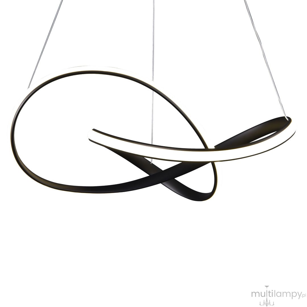 Cappio LED lampa wisząca 1-punktowa w kolorze czarnym, z nowoczesnym, asymetrycznym kształtem. Lampa składa się z dwóch zakrzywionych elementów, połączonych ze sobą, z białym podświetleniem LED. Zawieszona na cienkich linkach, na białym tle.
