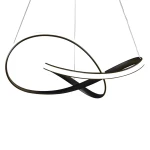 Cappio LED lampa wisząca 1-punktowa w kolorze czarnym, z nowoczesnym, asymetrycznym kształtem. Lampa składa się z dwóch zakrzywionych elementów, połączonych ze sobą, z białym podświetleniem LED. Zawieszona na cienkich linkach, na białym tle.