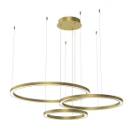 Lampa wisząca Galaxia LED 3-punktowa w kolorze złotym, składająca się z trzech okrągłych pierścieni, zawieszona na cienkich linkach. Górna część z okrągłym mocowaniem. Nowoczesny design, idealna do różnych wnętrz.