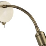Kinkiet Flexy Wall LED w kolorze antycznego mosiądzu, z giętkim ramieniem. Widoczna okrągła podstawa oraz punkt świetlny. Produkt montowany na ścianie, z możliwością regulacji kąta oświetlenia.