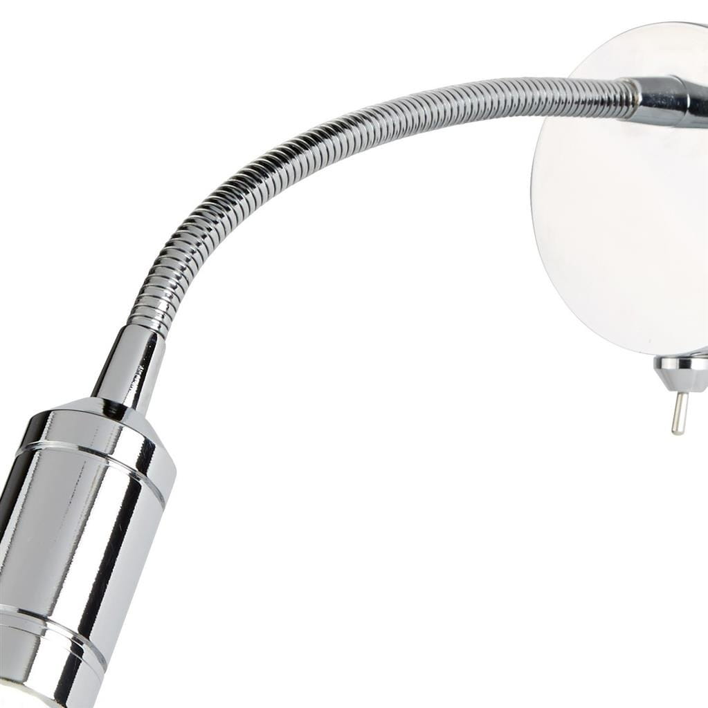Kinkiet Flexy Wall LED w kolorze chromu z elastycznym ramieniem. Widoczna okrągła podstawka oraz podstawa lampy. Zbliżenie na detal, zgięte ramię umożliwiające regulację kierunku światła.
